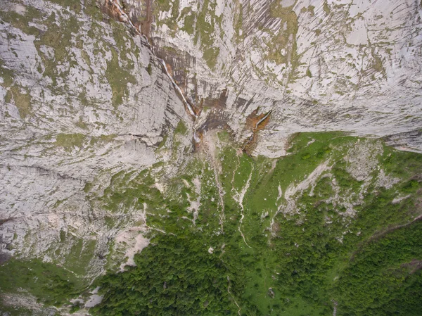 Вид сверху с воздуха. Рыбный водопад. Кавказский заповедник . — стоковое фото
