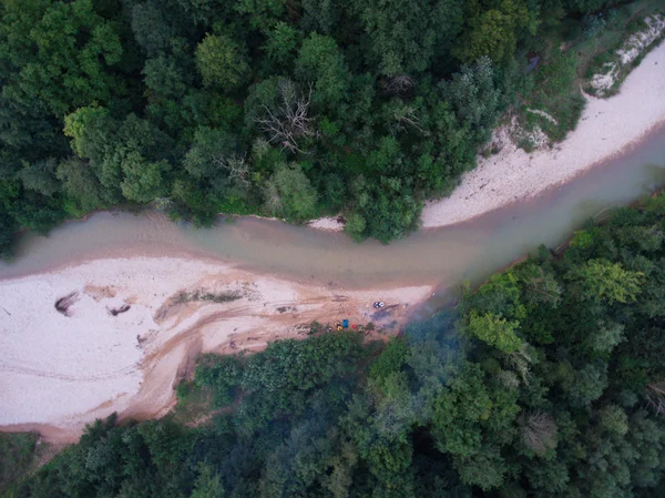 Aerial view. Camp ATV drivers in the forest by the river. — Stock Photo, Image