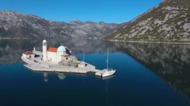 Karadağ 'ın Kotor Körfezi' ndeki yapay adanın havadan görünüşü. Hava görünümü.