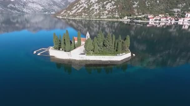 Vista Aérea Isla San Jorge Cerca Ciudad Perast Montenegro — Vídeos de Stock