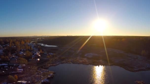 Um voo acima do lago ao pôr do sol — Vídeo de Stock