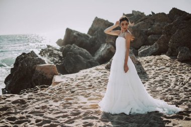 Düğün kumsalı genç çift gün batımı kum beyaz mutlu deniz dalgaları