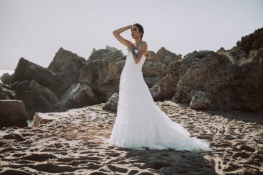 Düğün kumsalı genç çift gün batımı kum beyaz mutlu deniz dalgaları