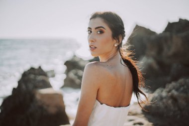 Düğün kumsalı genç çift gün batımı kum beyaz mutlu deniz dalgaları