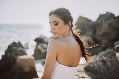 Düğün kumsalı genç çift gün batımı kum beyaz mutlu deniz dalgaları