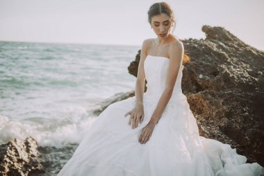 Düğün kumsalı genç çift gün batımı kum beyaz mutlu deniz dalgaları