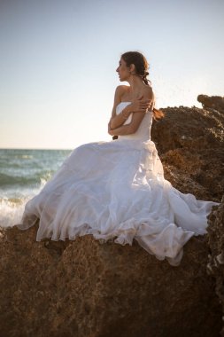 Düğün kumsalı genç çift gün batımı kum beyaz mutlu deniz dalgaları