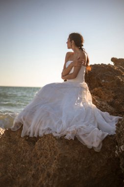 Düğün kumsalı genç çift gün batımı kum beyaz mutlu deniz dalgaları