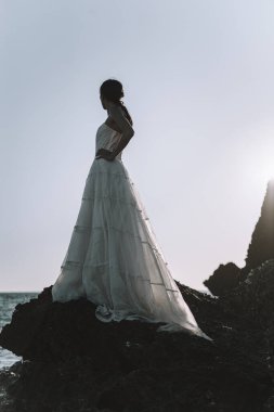 Düğün kumsalı genç çift gün batımı kum beyaz mutlu deniz dalgaları