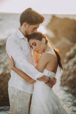 Düğün kumsalı genç çift gün batımı kum beyaz mutlu deniz dalgaları