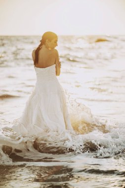 Düğün kumsalı genç çift gün batımı kum beyaz mutlu deniz dalgaları