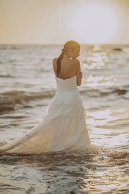 Düğün kumsalı genç çift gün batımı kum beyaz mutlu deniz dalgaları