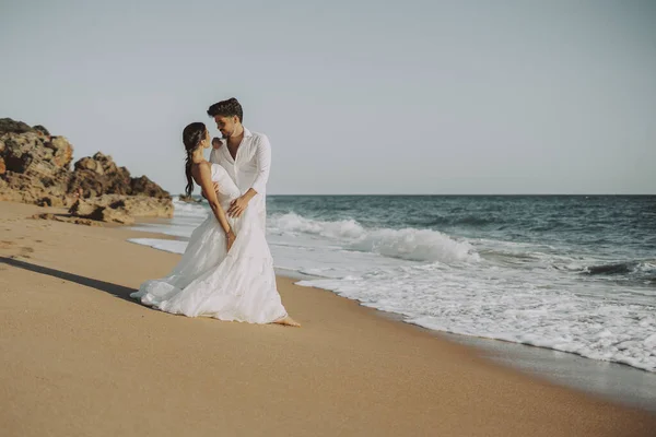 Boda Playa Joven Pareja Puesta Del Sol Arena Blanca Feliz —  Fotos de Stock