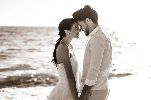 Matrimonio Spiaggia Giovane Coppia Tramonto Sabbia Bianco Felice Mare Onde — Foto Stock