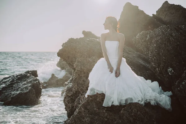 Matrimonio Spiaggia Giovane Coppia Tramonto Sabbia Bianco Felice Mare Onde — Foto Stock