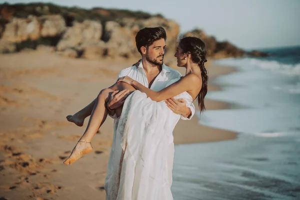 Matrimonio Spiaggia Giovane Coppia Tramonto Sabbia Bianco Felice Mare Onde — Foto Stock