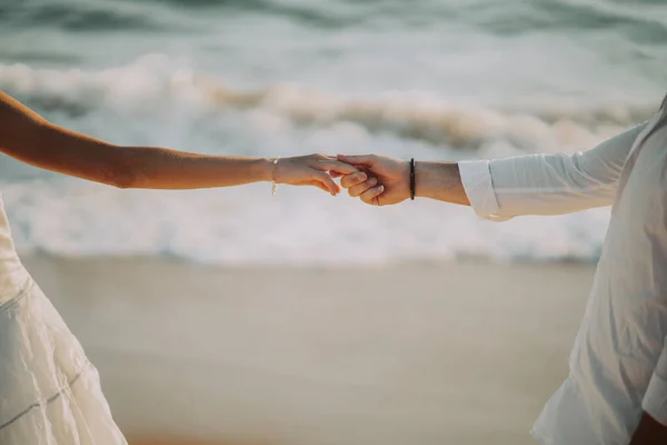 Düğün Kumsalı Genç Çift Gün Batımı Kum Beyaz Mutlu Deniz — Stok fotoğraf