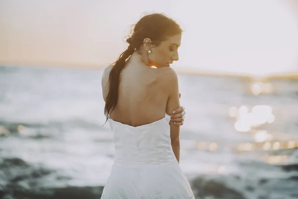 Ślub Plaża Młoda Para Zachód Słońca Piasek Biały Szczęśliwy Morze — Zdjęcie stockowe