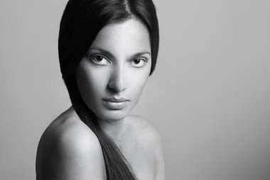 Siyah beyaz portre expresive kız