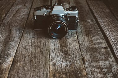 Ahşap eski arka plan üzerinde Vintage fotoğraf makinesi