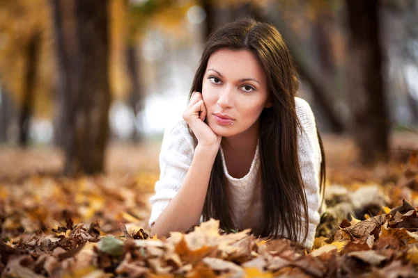 Güzel genç kadın parkta sonbahar keyfi