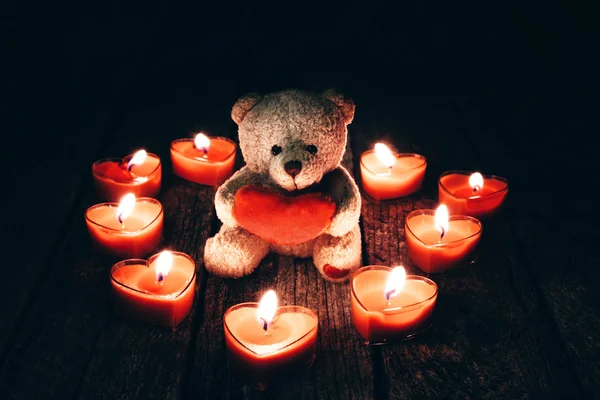 Urso de pelúcia segurando coração vermelho Fotografias De Stock Royalty-Free