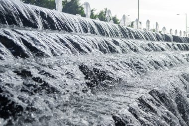 Çeşme aşamaları düşen su