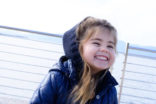 Porträtt av ung och söt liten flicka — Stockfoto
