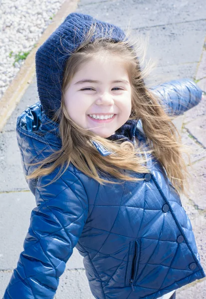 Retrato de jovem e bonito menina — Fotografia de Stock