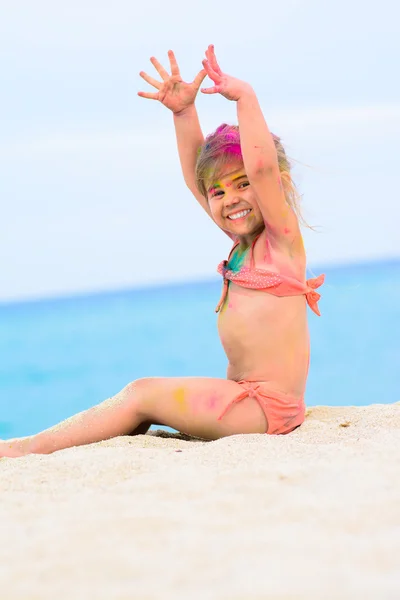 Cte junges kleines Mädchen mit farbigem Gesicht, Strandparty — Stockfoto