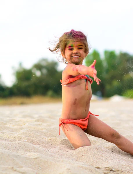 CTE renkli yüz, küçük kız plaj partisi