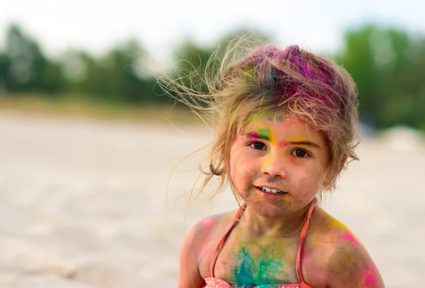 Cte junges kleines Mädchen mit farbigem Gesicht, Strandparty Stockbild