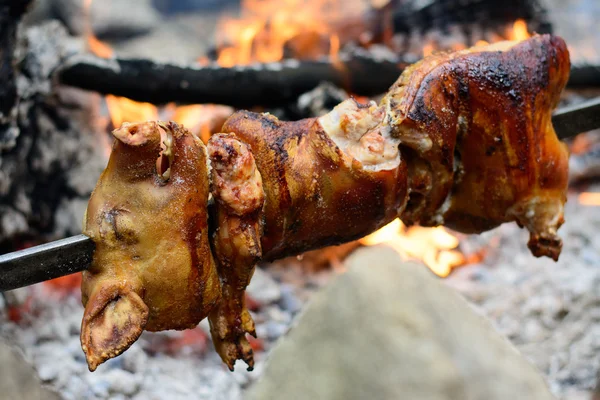 Schweinebraten mit Knistern auf Holzkohlegrill Stockfoto