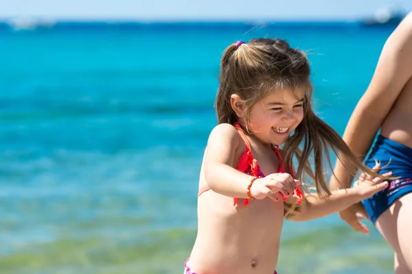 Cute dziewczynka na tropikalnej plaży — Zdjęcie stockowe