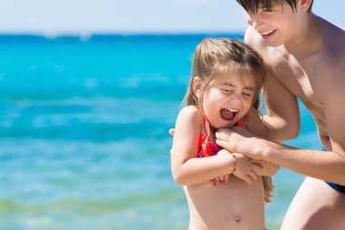 Tropikal kumsalda oynarken kardeş