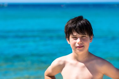 Şirin ve genç çocuk tropikal plaj