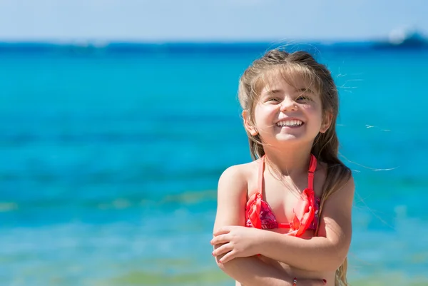 Schattig klein meisje op tropisch strand — Stockfoto