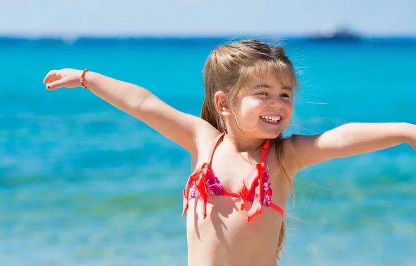 Schattig klein meisje op tropisch strand — Stockfoto