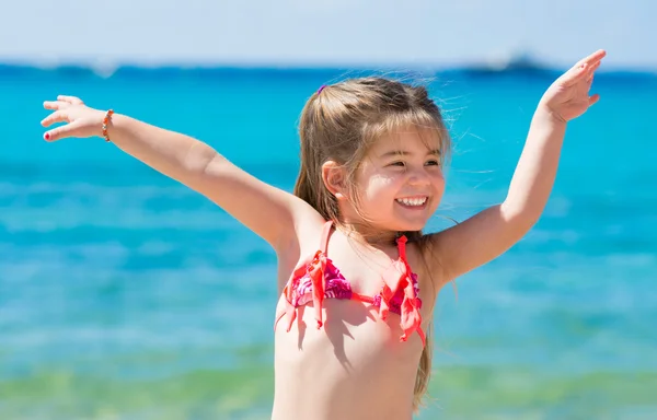 Cute dziewczynka na tropikalnej plaży — Zdjęcie stockowe