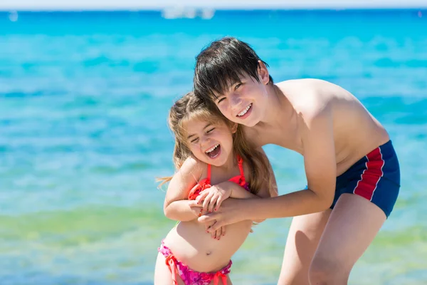 Bruder und Schwester spielen am tropischen Strand — Stockfoto