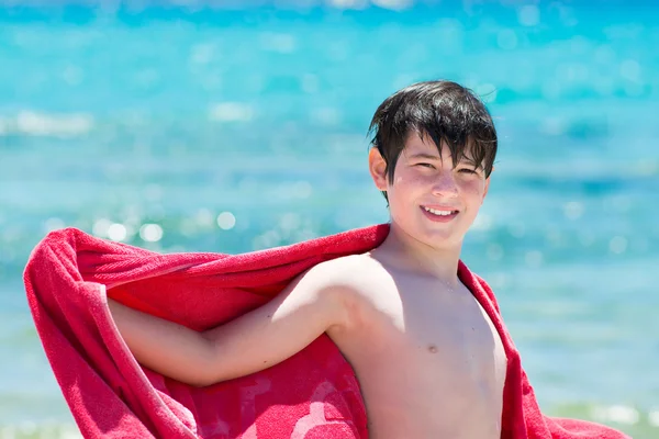 Şirin ve genç çocuk tropikal plaj