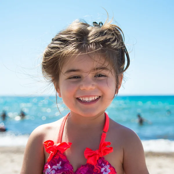 Petite fille mignonne à la plage tropicale — Photo