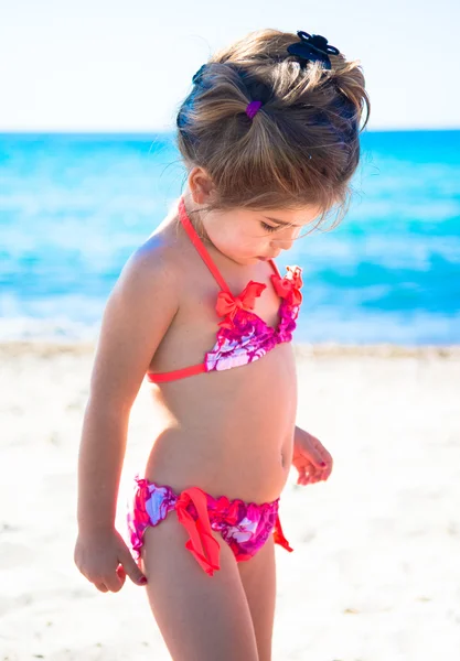 Schattig gelukkig lachend klein meisje op strandvakantie — Stockfoto