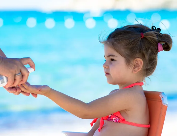 Adorable niña sonriente feliz en vacaciones en la playa — Foto de Stock