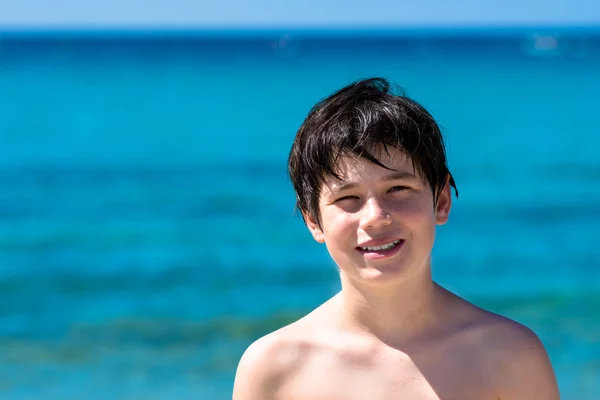 Lindo y joven chico en la playa tropical —  Fotos de Stock