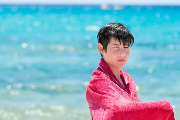 Niedlich und kleiner Junge am tropischen Strand lizenzfreie Stockbilder