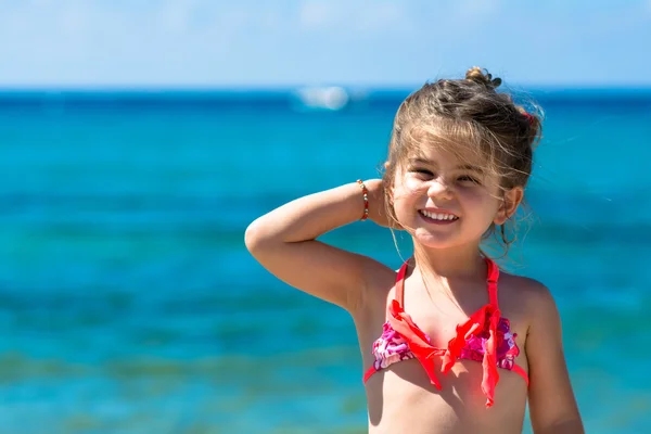 Schattig gelukkig lachend klein meisje op strandvakantie — Stockfoto