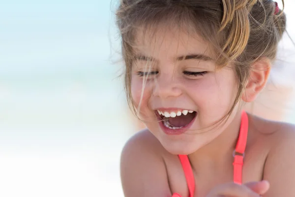 Счастливая улыбчивая девочка на пляжном отдыхе — стоковое фото