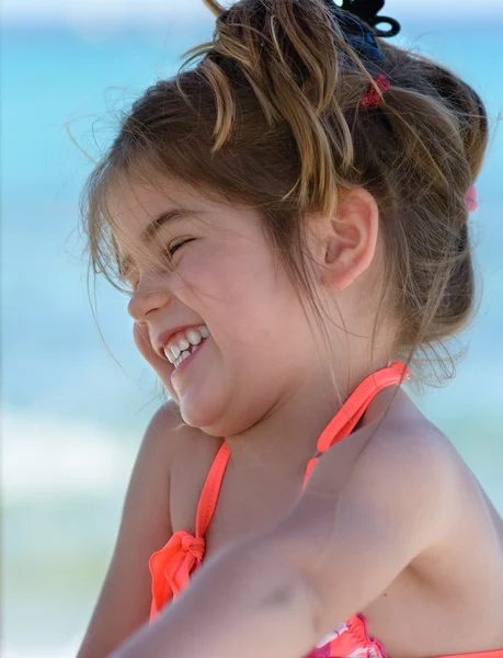 Adorable niña sonriente feliz en vacaciones en la playa — Foto de Stock