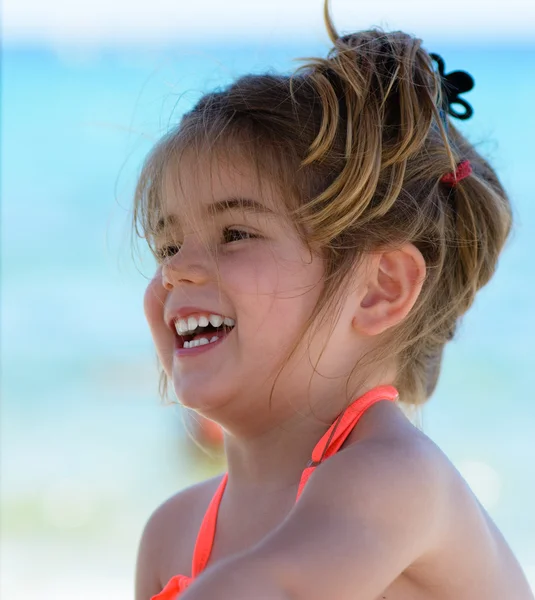 Милая маленькая девочка на тропическом пляже — стоковое фото